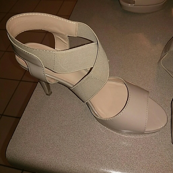 Liz claiborne size 10, 2×15$ in shoe - Picture 4 of 5